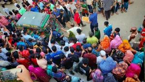কুমিল্লার দেবিদ্বারে মসজিদের সিঁড়ি থেকে প্রবাসী বশিরুল ইসলামের ঝুলন্ত লাশ উদ্ধার করেছে পুলিশ। প্রাথমিকভাবে ঘটনাটি আত্মহত্যা বলে ধারণা করা হচ্ছে।