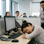 অভিনব প্রতিবাদ: বেতন কম হওয়ায় অফিসে ৫ ঘণ্টা ঘুমিয়ে বিদ্রোহ!