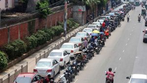 পাম্পে দীর্ঘ সারি: সড়কে তীব্র যানজট, যাত্রীদের ভোগান্তি চরমে