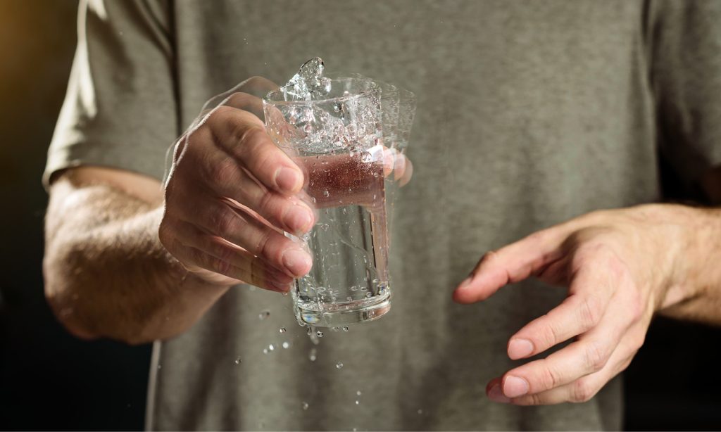 হঠাৎ হাত-পা কাঁপছে? স্নায়ুর দুর্বলতা না অন্য সমস্যা?