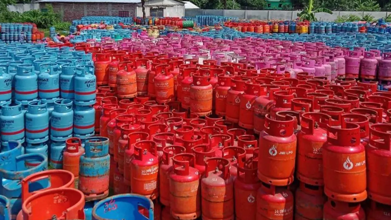 ২১২ টাকা বাড়িয়ে এলপিজির নতুন দাম ১ হাজার ৯৪০ টাকা