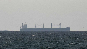 গুলি করে ইরানি জাহাজ জব্দ করল মার্কিন বাহিনী