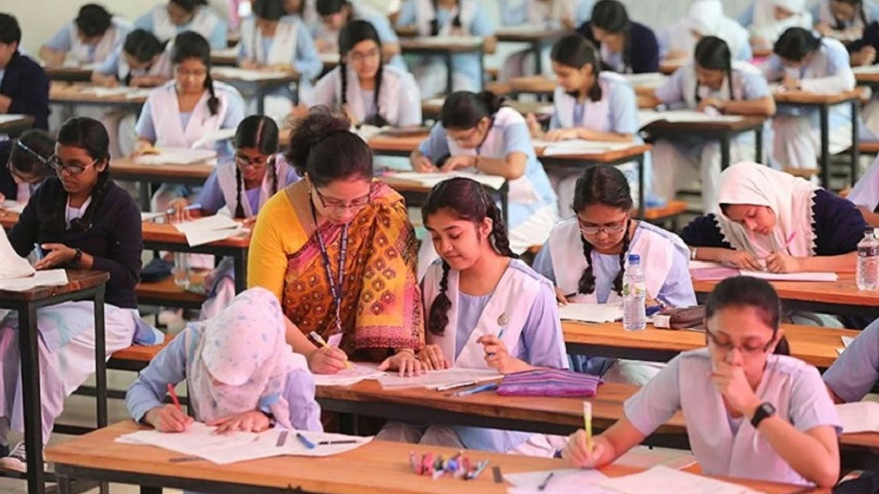 এসএসসি ও সমমানের হলে বসলো ১৮ লক্ষাধিক পরীক্ষার্থী