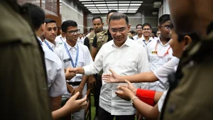 সংসদ ভবন পরিদর্শনে আসা শিক্ষার্থীদের সঙ্গে প্রধানমন্ত্রীর শুভেচ্ছা বিনিময়