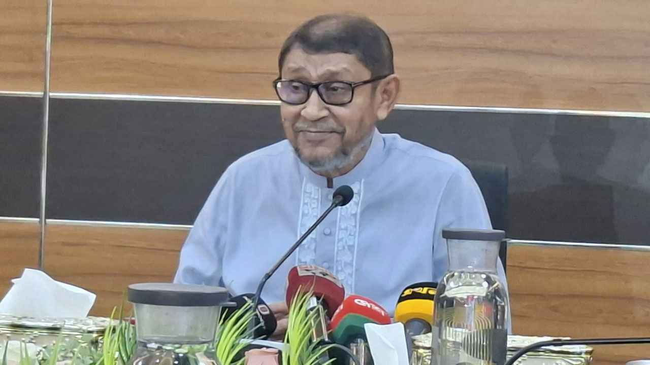 হামের টিকার ওপরে কোনো চিকিৎসা নেই, খুঁজে খুঁজে টিকা দেব: মন্ত্রী