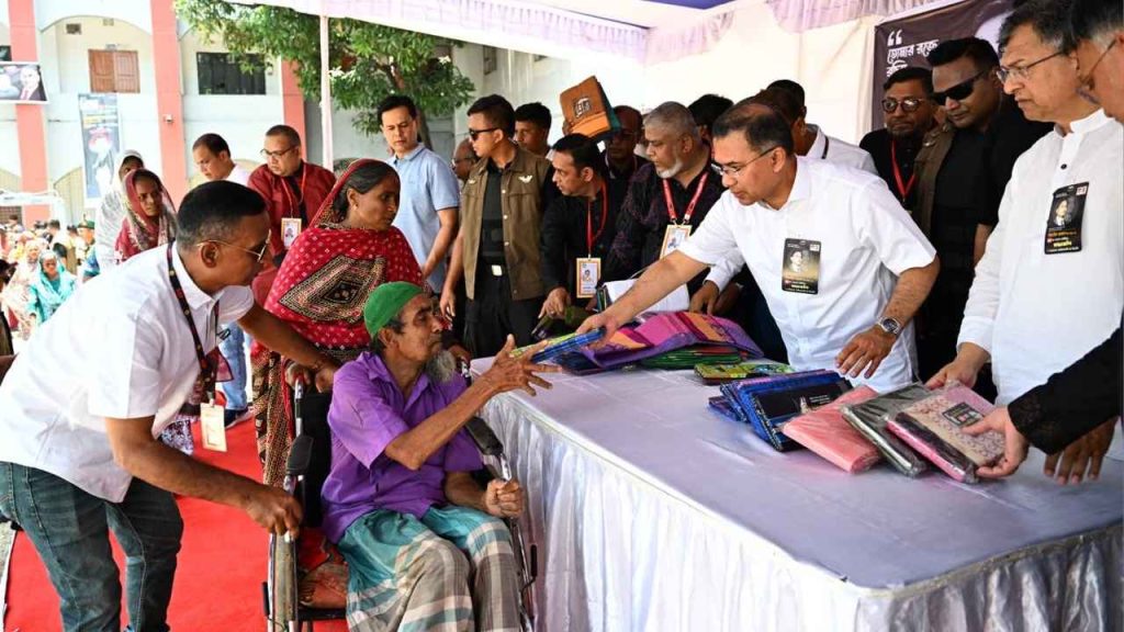 নিম্ন আয়ের মানুষের হাতে উপহার তুলে দিলেন প্রধানমন্ত্রী