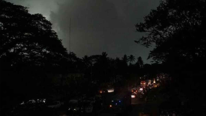 দুপুর গড়াতেই আঁধারে ডুববে আকাশ, ১৩ জেলায় বয়ে যাবে প্রলয়