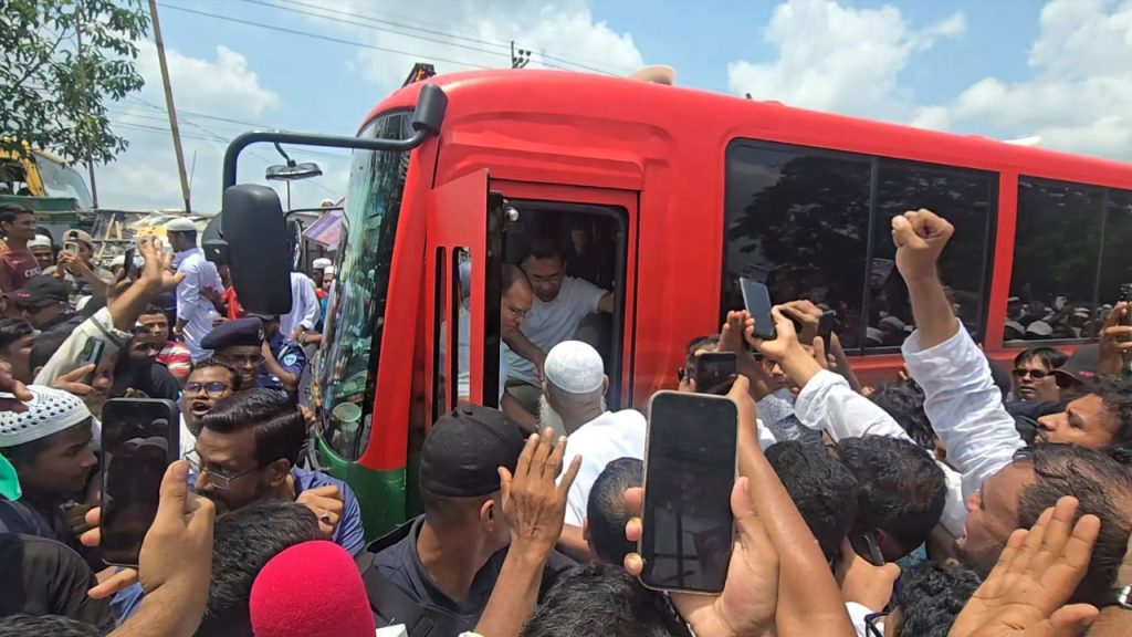 প্রধানমন্ত্রীকে অভ্যর্থনা জানাতে ধর্মমন্ত্রীর নেতৃত্বে মহাসড়কে জনতার ঢল
