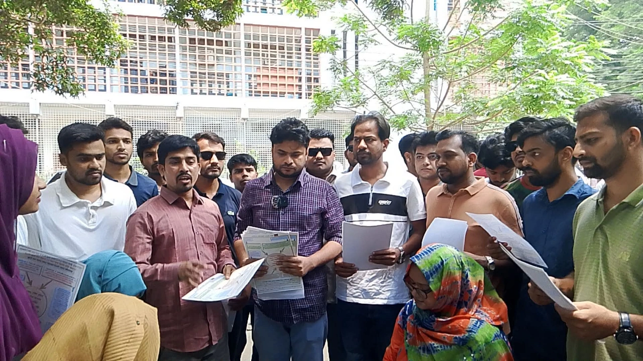 জুলাই সনদ বাস্তবায়ন ও অপপ্রচারের বিরুদ্ধে রাবি ছাত্রদলের লিফলেট বিতরণ