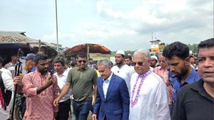 ‘স্বপ্নের সেতু’ নির্মাণ সম্ভাব্যতা যাচাইয়ে গিয়ে অবরুদ্ধ সেতুমন্ত্রী