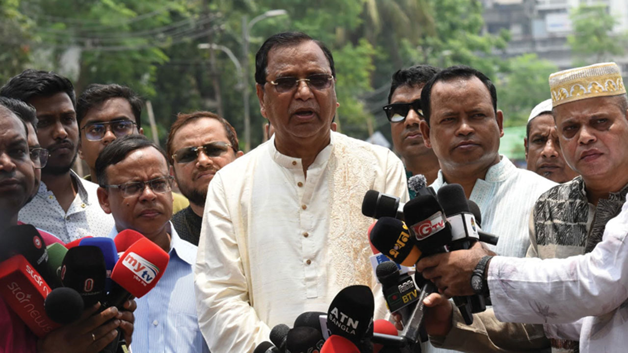 ঈদের দ্বিতীয় দিনেও বর্জ্য অপসারণে কাজ করছে ডিএসসিসি