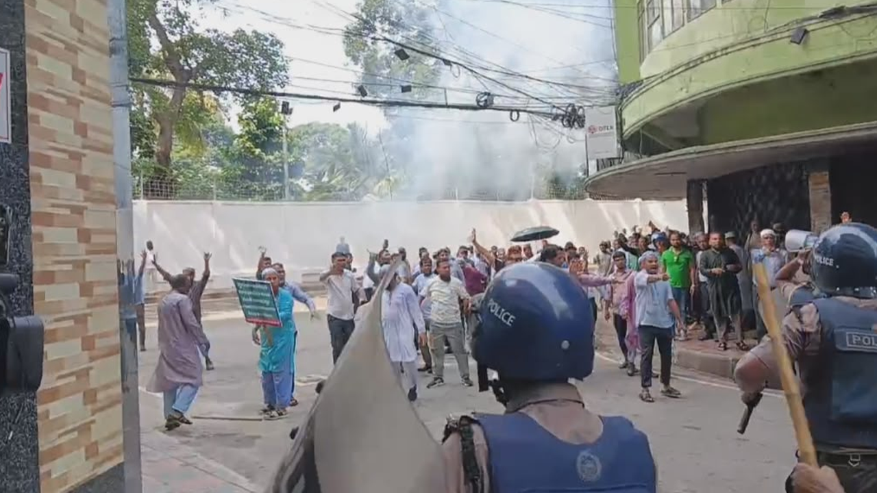 ইসলামী ব্যাংকের প্রধান কার্যালয়ের সামনে বিক্ষোভ, পুলিশের লাঠিচার্জ