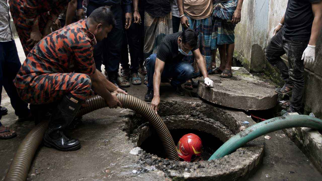 চট্টগ্রামে সেপটিক ট্যাংকে নেমে ৪ জনের মৃত্যু