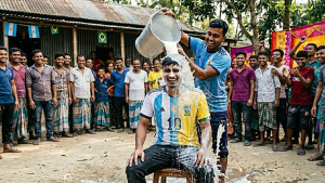 দুধ দিয়ে গোসল করা কি জায়েজ?