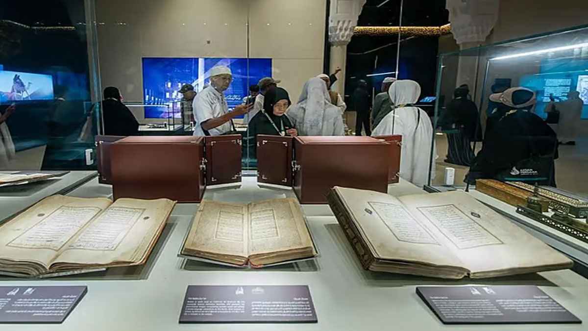 মক্কায় ৪০০ বছরের পুরনো কোরআন: পাতায় পাতায় স্বর্ণের কারুকাজ