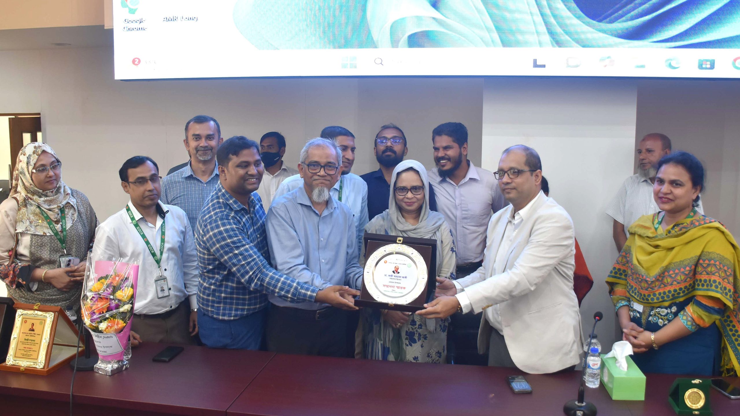 নবনিযুক্ত পরিচালককে বরণ, বিদায়ী পরিচালককে সম্মাননা দিল আইইডিসিআর